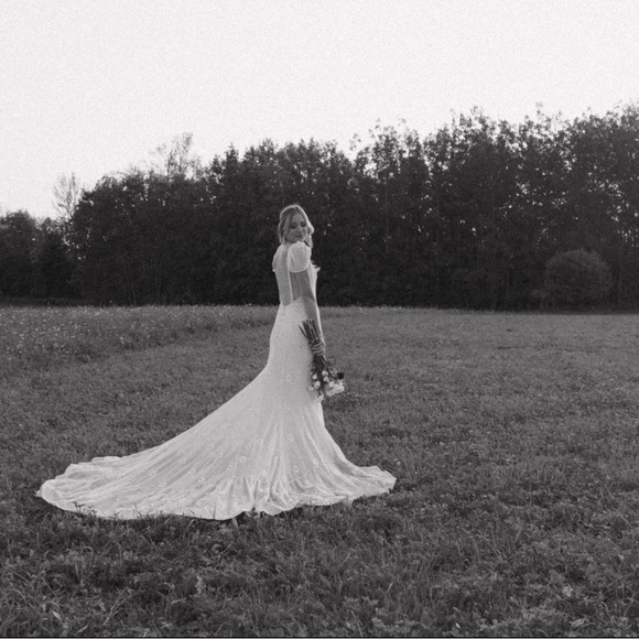 Elegant, Boho, Unique Wedding Dress - “Stevie” by Daughter’s of Simone - Size 6 - Picture 15 of 15